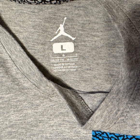 (YL) NIKE AIR JORDAN RETRO 3 GRAY W/ BLUE ELEPHANT PRINT POCKET T-SHIRT - Picture 5 of 8